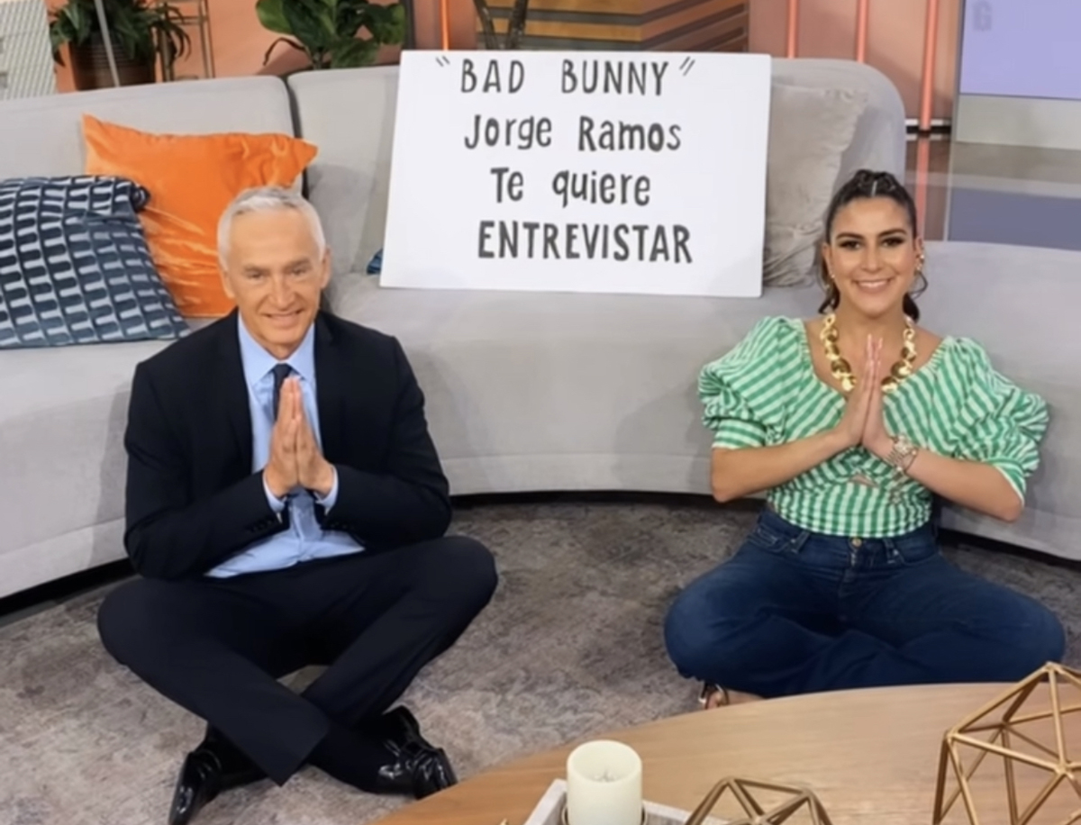Jorge Ramos y Jessica Rodríguez le pide así a Bad Bunny una entrevista.