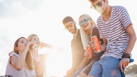 Jóvenes con bebidas en lata