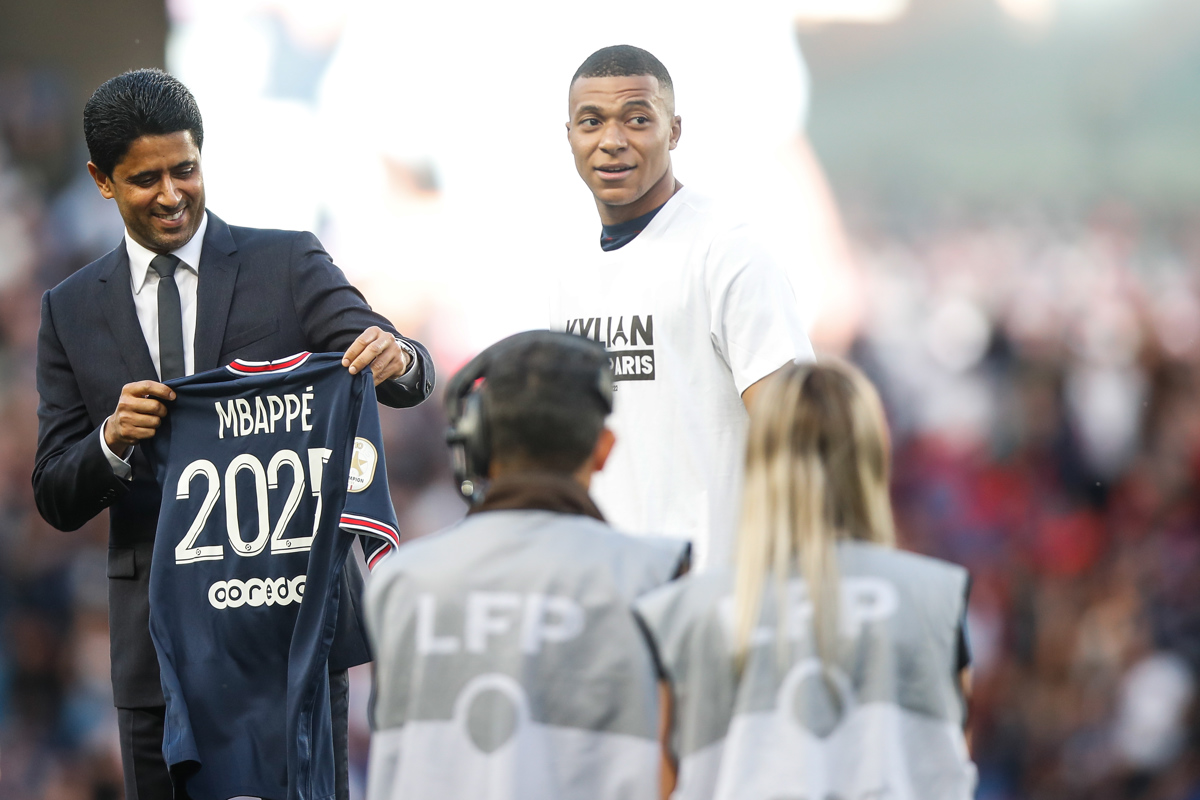 Mbappé mostró su camiseta con el año 2025 en la espalda.