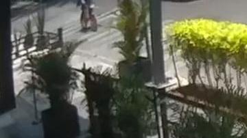 Video: Hombre ataca con un ladrillo a un menor en una taquería de la Ciudad de México
