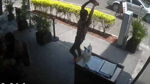 Video: Hombre ataca con un ladrillo a un menor en una taquería de la Ciudad de México