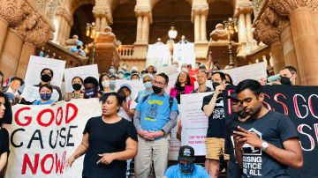 Manifestantes de diferentes organizaciones, como Make the Road NY fueron hasta Albany a exigir la aprobación de leyes urgentes