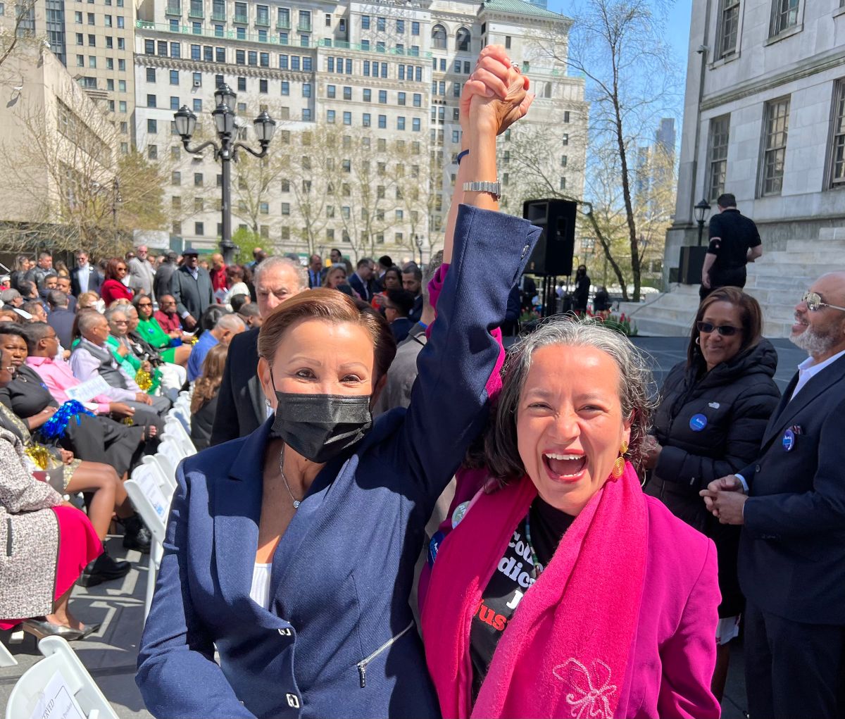 La congresista Nydia Velézquez junto a la activista Ana María Archila.