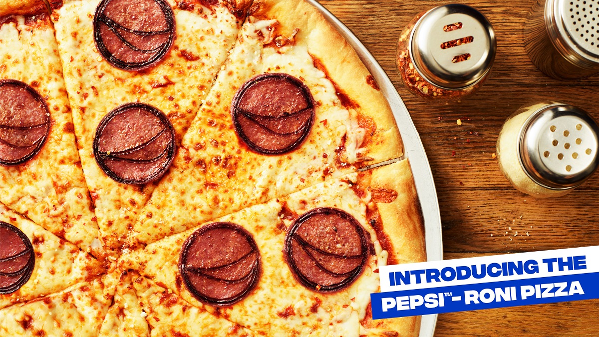 La pizza Pepsi-Roni está hecha con pepperoni real infundido con soda que le agrega una dulzura cítrica.