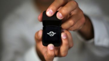 Hombre con anillo en propuesta de matrimonio