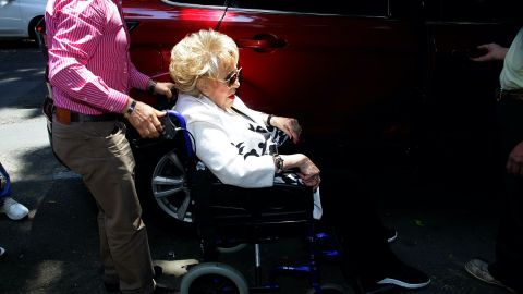 Silvia Pinal en silla de ruedas