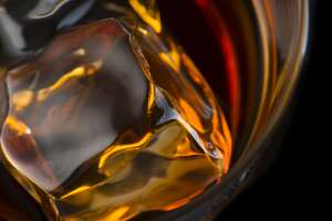 Botella gigante de whisky se subasta en $1.4 millones de dólares