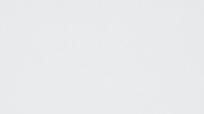 Adulto mayor bebiendo alcohol