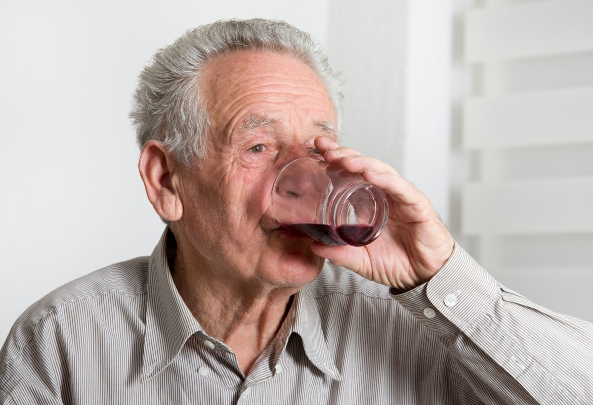La demencia podría ser una de las causas por las que una persona puede empezar a beber tarde en la vida. 
