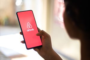 Airbnb dejará de operar en China por bloqueos recurrentes del COVID-19 en el país