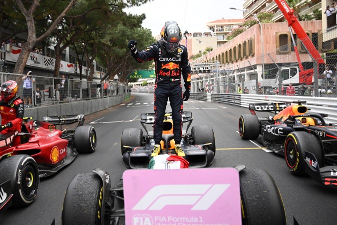 Checo Pérez sale de su vehículo tras llegar al área de los pits como ganador. EFE/EPA/CHRISTIAN BRUNA / POOL