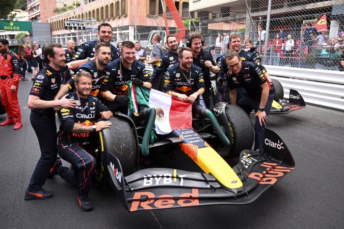 Todo el equipo de Red Bull sostiene la bandera mexicana y posan para la foto con Checo Pérez. EFE/EPA/CHRISTIAN BRUNA