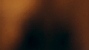 Mujer con dolor estómago