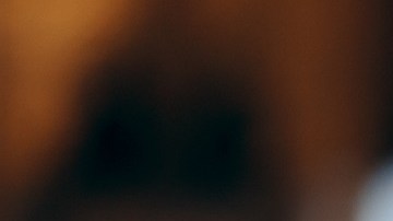 Mujer con dolor estómago