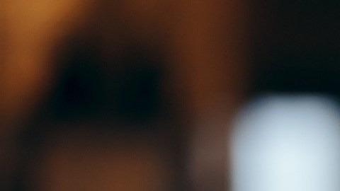 Mujer con dolor estómago