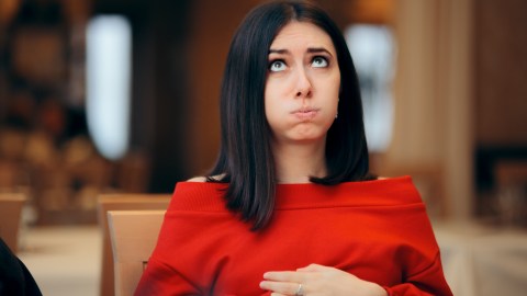 Mujer con dolor estómago