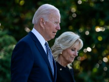 El presidente Joe Biden y su esposa Jill al salir de la Casa Blanca en ruta a Nueva York.
