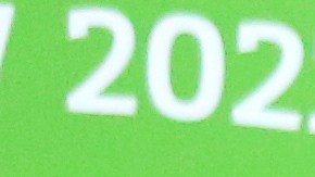 Lorenzo Pellegrini levanta la copa que acredita al AS Roma como el campeón de la UEFA Conference League.