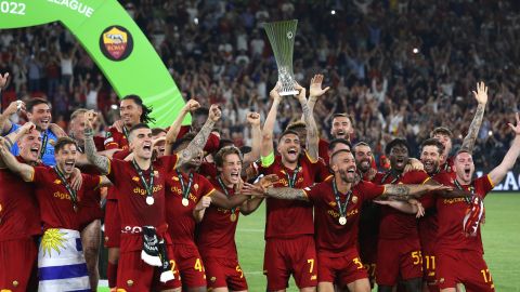 Lorenzo Pellegrini levanta la copa que acredita al AS Roma como el campeón de la UEFA Conference League.