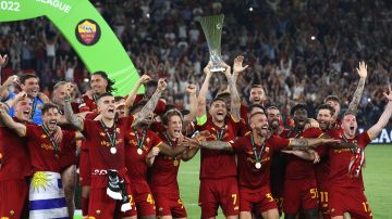 Lorenzo Pellegrini levanta la copa que acredita al AS Roma como el campeón de la UEFA Conference League.