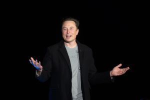 Elon Musk planea abrir restaurante de 24 horas con estaciones de recarga para vehículos Tesla en Hollywood