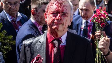 VIDEO: Lanzan pintura roja a embajador ruso en Polonia como rechazo a la invasión en Ucrania