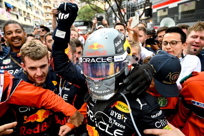 Checo Pérez celebra con su escudería y amigos antes de pasar al podio de celebración. EFE/EPA/CHRISTIAN BRUNA / POOL