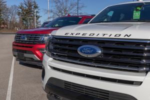 Ford recomienda a 39 mil propietarios de Expedition y Navigator que estacionen sus autos afuera pues podrían prenderse en llamas espontáneamente