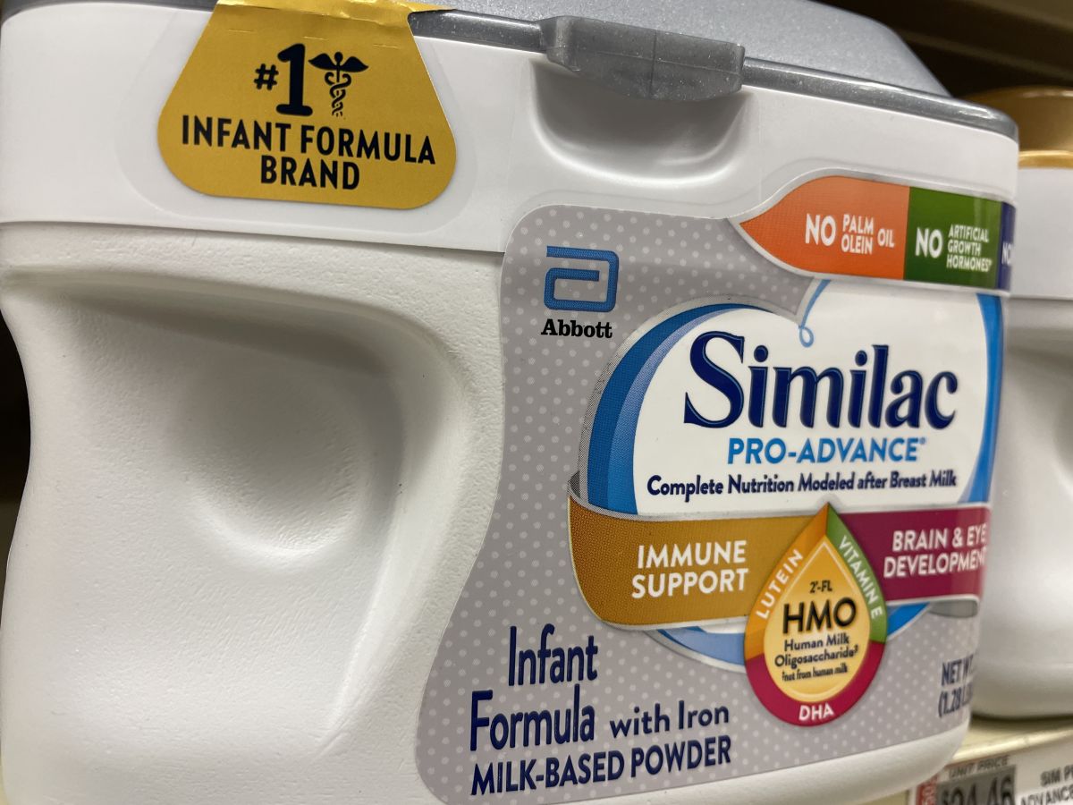 Para enfrentar el problema, las principales tiendas, incluidas CVS, Target y Walgreens, están limitando la cantidad de fórmula para bebés que los clientes pueden comprar.