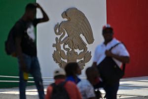 Migrantes haitianos piden ayuda en la catedral de la mexicana Ciudad Juárez para tratar de entrar a EE.UU.