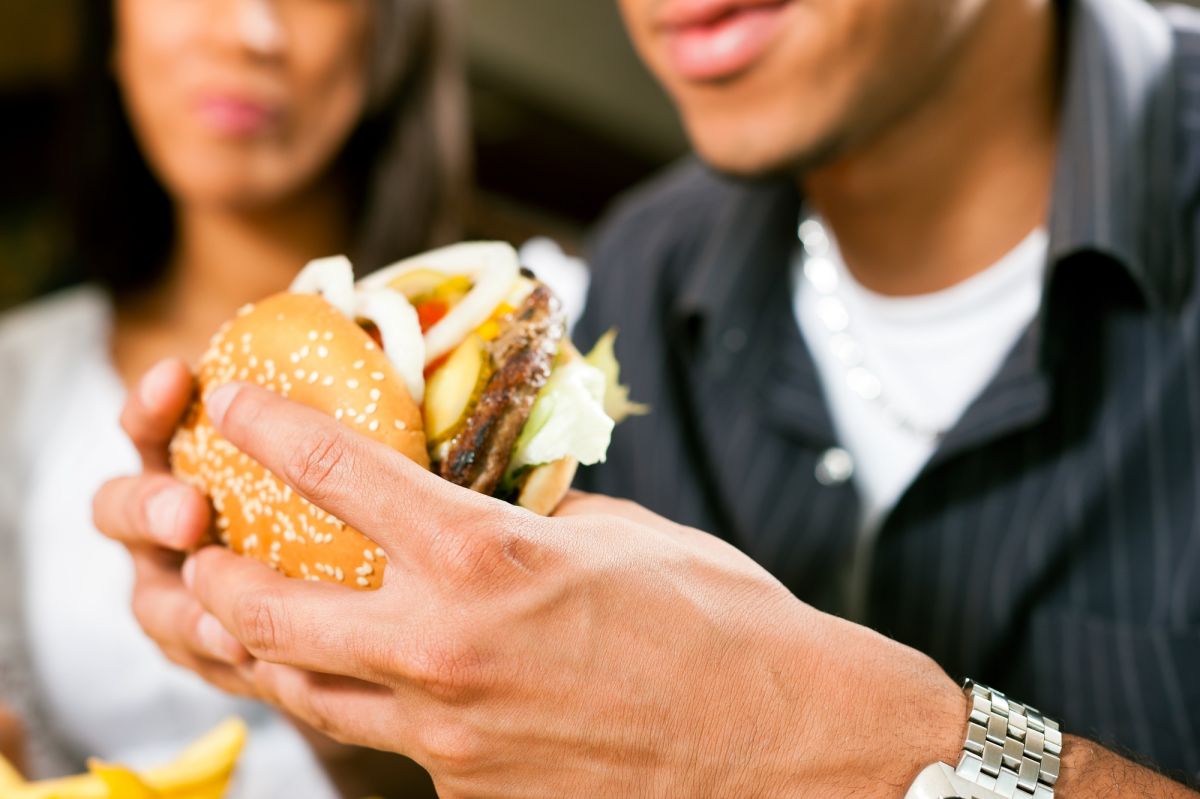 Pareja comiendo hamburguesa