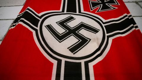 Novios causan polémica al organizar una boda con temática nazi
