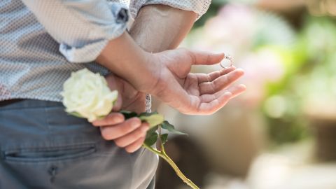 Joven de 19 años causa revuelo en TikTok tras pedirle matrimonio a su novia, una anciana de 76