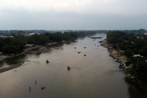 Padre e hijo migrantes mueren ahogados al tratar de llegar a México por el río Suchiate