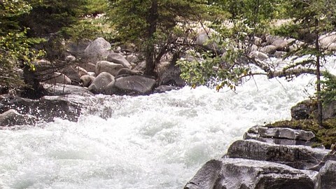 El joven de 15 años saltó por un acantilado y murió ahogado.