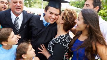 Cuando un integrante de un hogar latino es el primero en ingresar a la universidad, el logro suele ser celebrado como un triunfo de toda la familia.