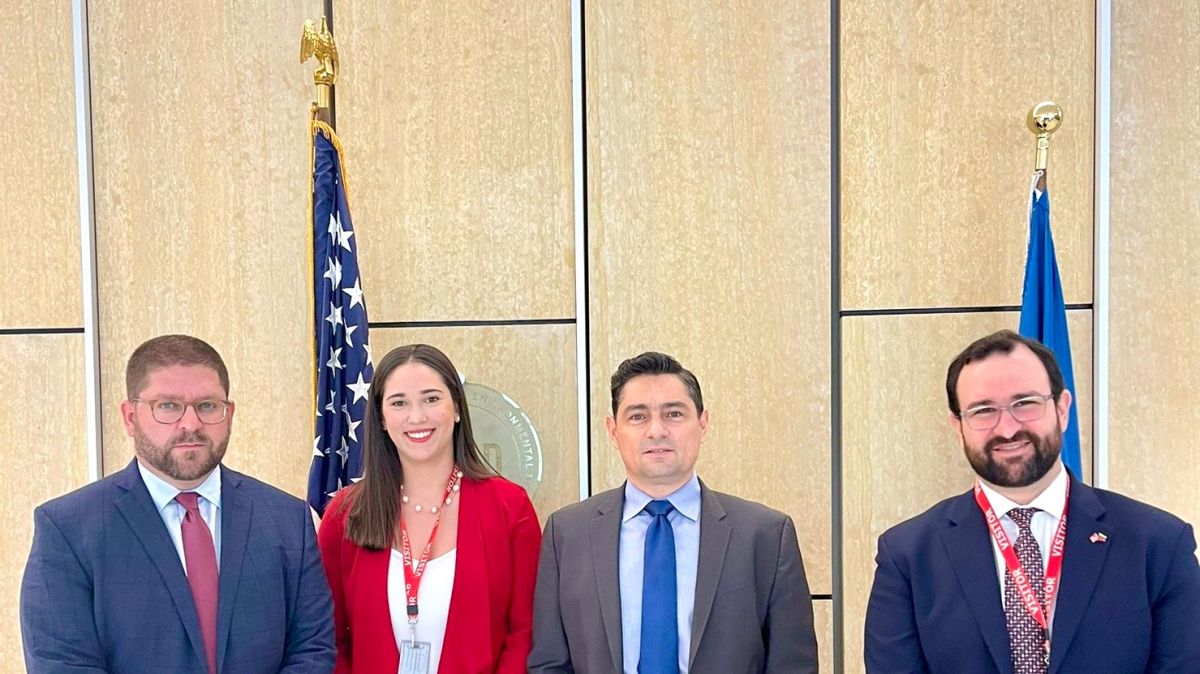 Carlos Vecchio, embajador de Venezuela ante los Estados Unidos, Gustavo Marcano, Ministro Consejero, y Brian Fincheltub, Director de Asuntos Consulares junto con funcionarios del USCIS.