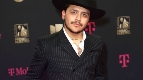 Christian Nodal intenta besar a una fan en la boca y desata críticas