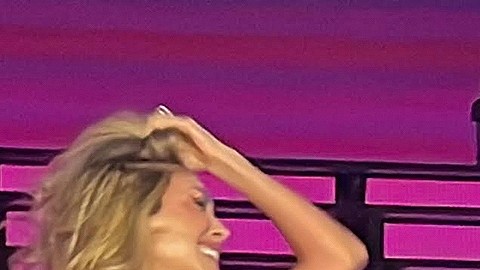 Anahí y Karol G interpretan juntas "Sálvame", tema que hiciera famoso la ex RBD, en el concierto que la colombiana ofreció en la Arena Ciudad de México.
