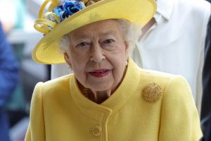 La reina Isabel II arranca las celebraciones de su Jubileo de Platino con un susto