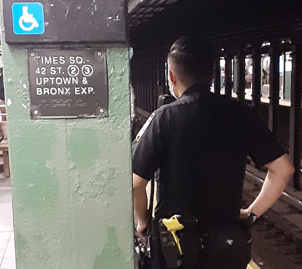 Agente NYPD en el Metro de Nueva York.
