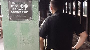 Agente NYPD en el Metro/Archivo.