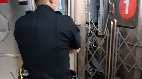 Agente NYPD en el Metro/Archivo,