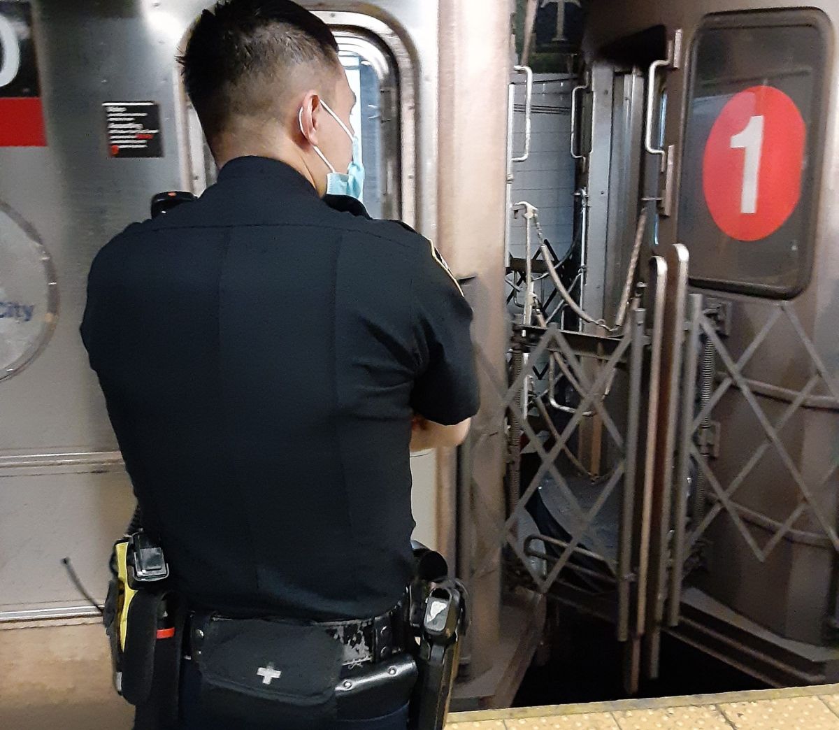 Agente NYPD en el Metro.