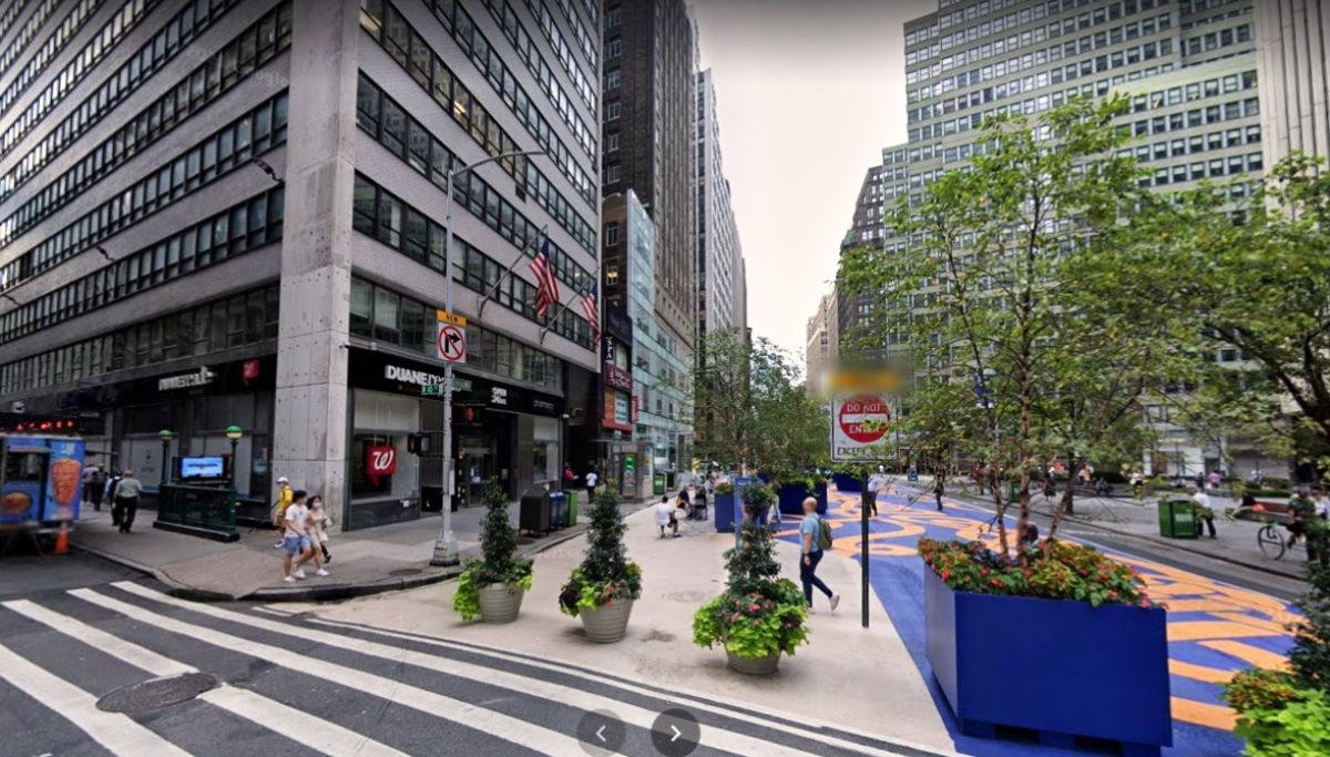 They present a proposal to improve road safety in the corridor of Broadway Avenue in NYC