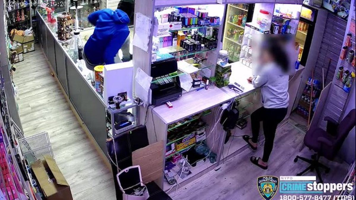 Serial Burglars Pepper Spray NYC Store Clerks: NYPD Video