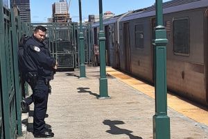 Lanzaron gas pimienta a bebé y su madre: nadie a salvo en el anárquico Metro de Nueva York