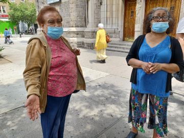 La dominicana Iselsa Ugalde (a la izquierda) y Rosario Blandón, como miles de neoyorquinos, consideran que es momento que todas las familias controlen más a sus hijos.