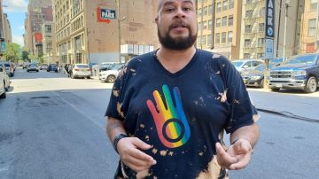 El líder del Centro de Bienestar Oasis Latino LGBTS, el puertorriqueño Gustavo Morales remarca la importancia que las familias busquen asesoría en un tema que casi nadie sabe abordar.