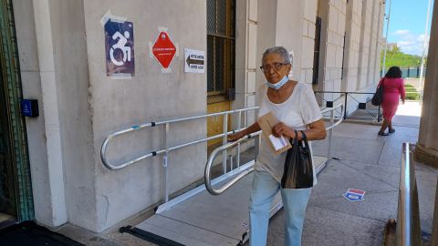 En vecindarios de mayoría hispana el flujo de votantes fue muy lento este martes.